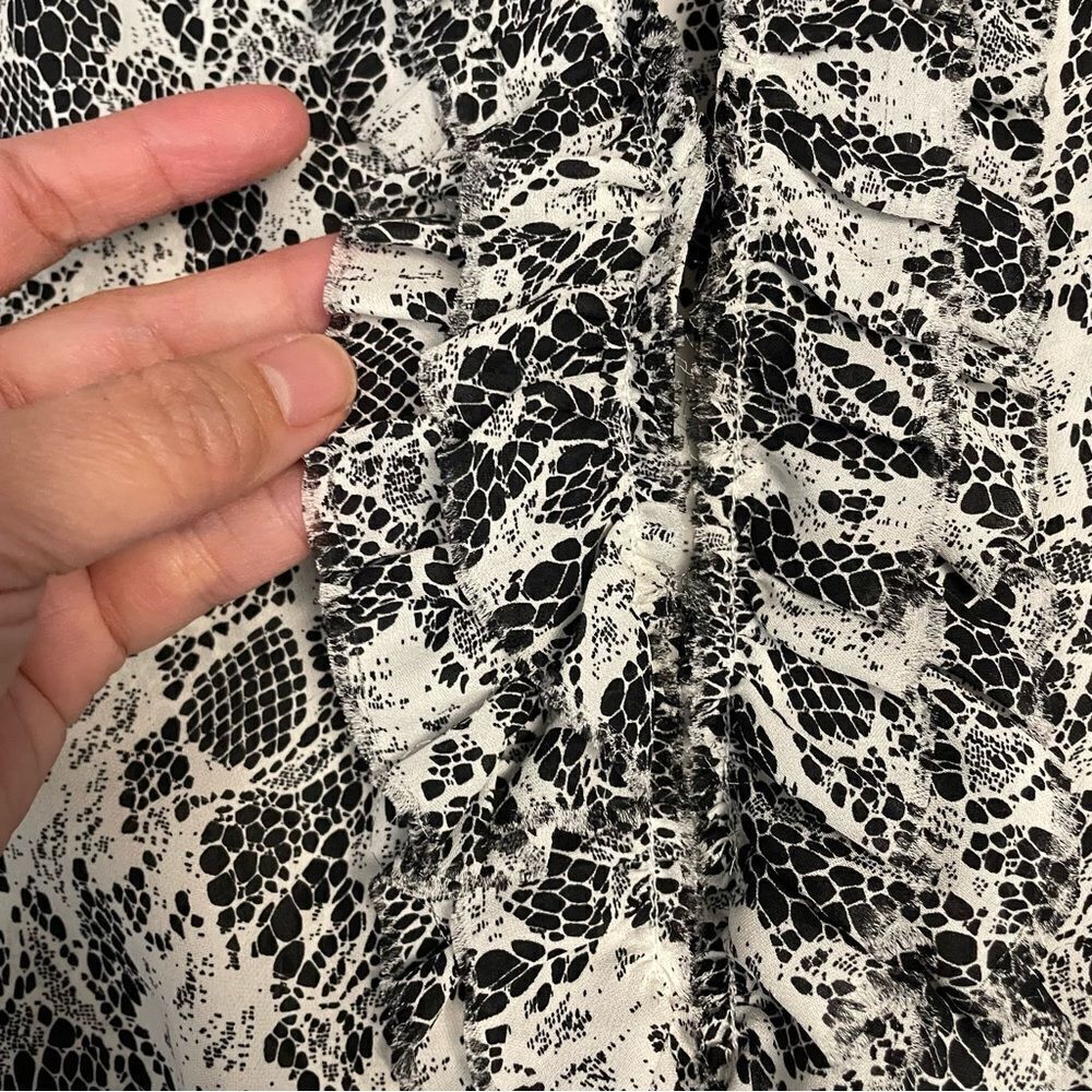 SALE!!!!!  L'AGENCE Black & White Lace-Print Sleeveless Ruffle Tie Blouse - Picture 7 of 12